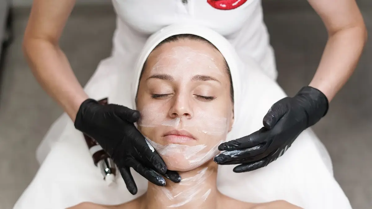 Kimyasal peeling uygulaması ve cilt yenilenmesi